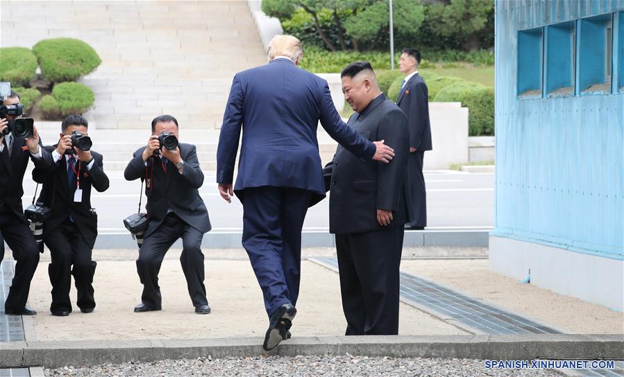 El presidente de Estados Unidos, Donald Trump, se reúne con Kim Jong Un, máximo líder de la República Popular Democrática de Corea (RPDC), en la aldea fronteriza intercoreana de Panmunjom, el 30 de junio de 2019.(Xinhua/NEWSIS)