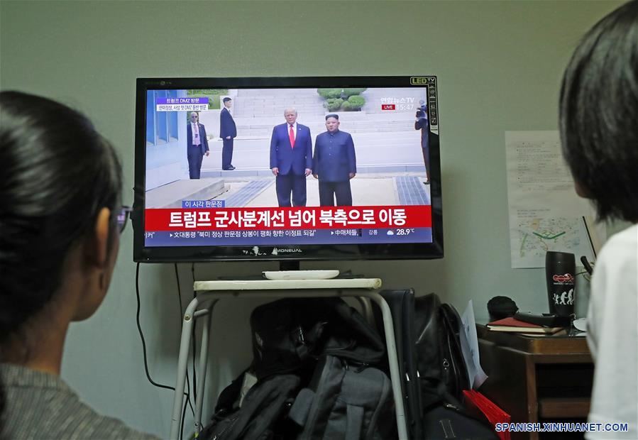 Personas observan la transmisión en vivo en un televisor del presidente de Estados Unidos, Donald Trump, reuniéndose con Kim Jong Un, máximo líder de la República Popular Democrática de Corea (RPDC), en Seúl, República de Corea, el 30 de junio de 2019. Donald Trump y Kim Jong Un se reunieron el domingo en la aldea fronteriza intercoreana de Panmunjom, el 30 de junio de 2019.(Xinhua/Wang Jingqiang)