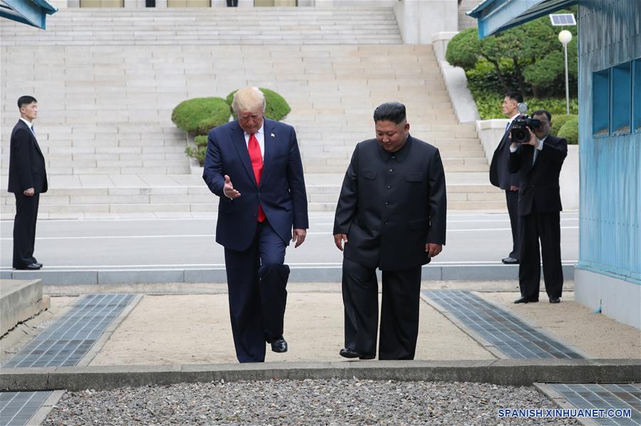 El presidente de Estados Unidos, Donald Trump, se reúne con Kim Jong Un, máximo líder de la República Popular Democrática de Corea (RPDC), en la aldea fronteriza intercoreana de Panmunjom, el 30 de junio de 2019. (Xinhua/NEWSIS)