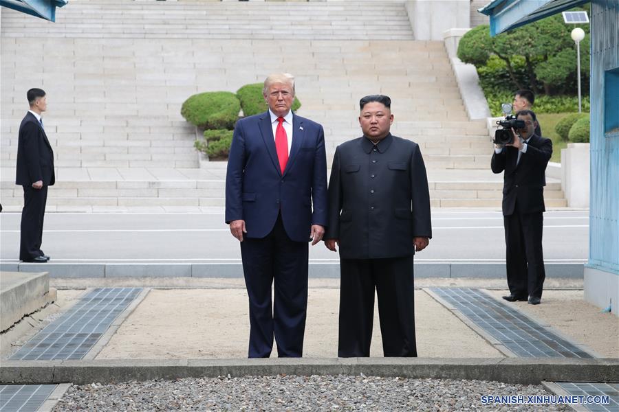 El presidente de Estados Unidos, Donald Trump, se reúne con Kim Jong Un, máximo líder de la República Popular Democrática de Corea (RPDC), en la aldea fronteriza intercoreana de Panmunjom, el 30 de junio de 2019. (Xinhua/NEWSIS)