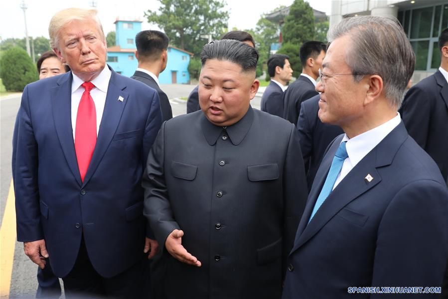 Kim Jong Un (c), máximo líder de la República Popular Democrática de Corea (RPDC), el presidente de Estados Unidos, Donald Trump (i) y el presidente de la República de Corea, Moon Jae-in se reúnen en la aldea fronteriza intercoreana de Panmunjom, el 30 de junio de 2019.(Xinhua/NEWSIS)