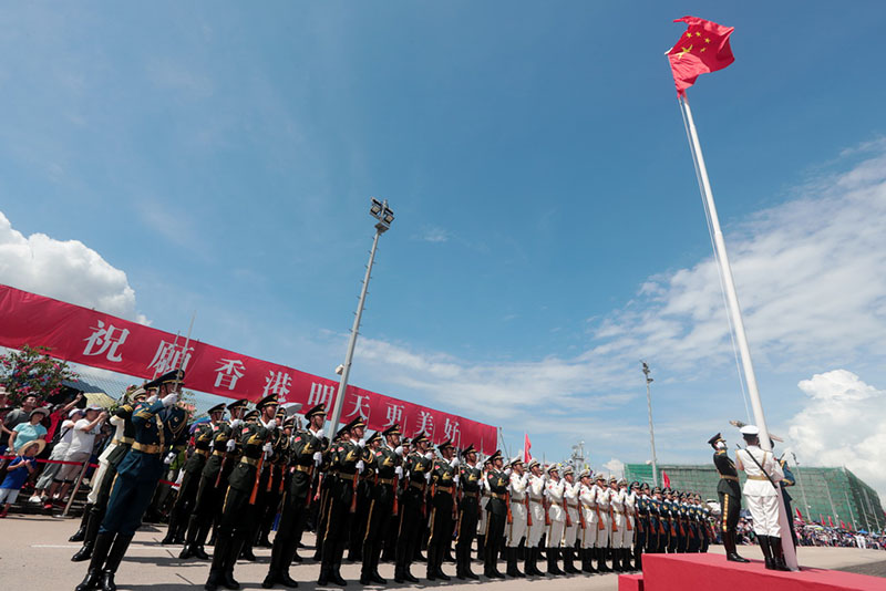 El Ejército de Liberación del Pueblo estacionado en Hong Kong abria su base naval al público y celebra el "1 de julio" con los ciudadanos