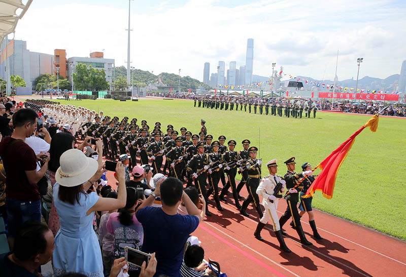 El Ejército de Liberación del Pueblo estacionado en Hong Kong abria su base naval al público y celebra el "1 de julio" con los ciudadanos