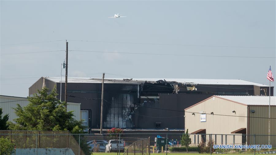 Vista de un hangar dañado después de un accidente de un avión en el Aeropuerto de Addison, a 25 kilómetros al norte del centro de Dallas, Estados Unidos, el 1 de julio de 2019. Diez personas murieron luego de que un pequeño avión se estrelló la mañana del lunes cerca de Dallas, Texas. El avión bimotor acababa de despegar cuando se estrelló en el hangar. El incendio destruyó el avión. (Xinhua/Dan Tian)
