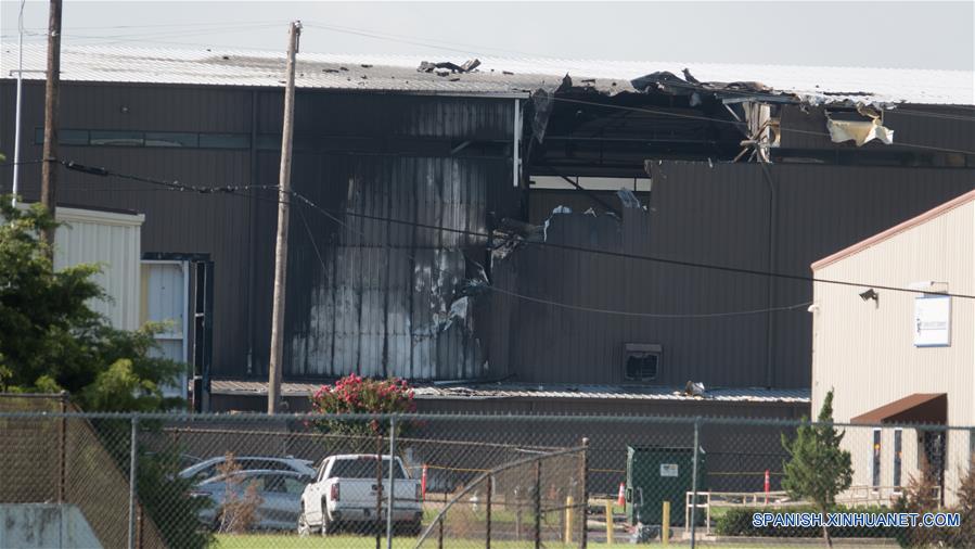 Vista de un hangar dañado después de un accidente de un avión en el Aeropuerto de Addison, a 25 kilómetros al norte del centro de Dallas, Estados Unidos, el 1 de julio de 2019. Diez personas murieron luego de que un pequeño avión se estrelló la mañana del lunes cerca de Dallas, Texas. El avión bimotor acababa de despegar cuando se estrelló en el hangar. El incendio destruyó el avión. (Xinhua/Dan Tian)