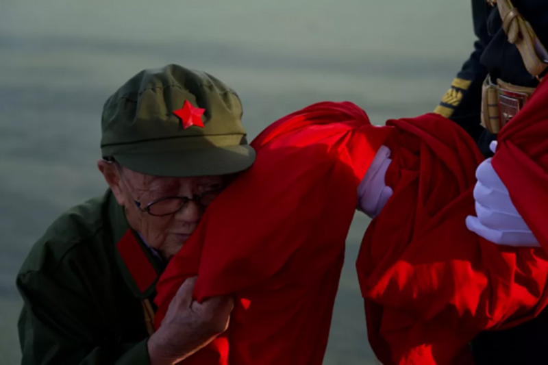 El beso emocionante de un veterano de 94 años en Tiananmen