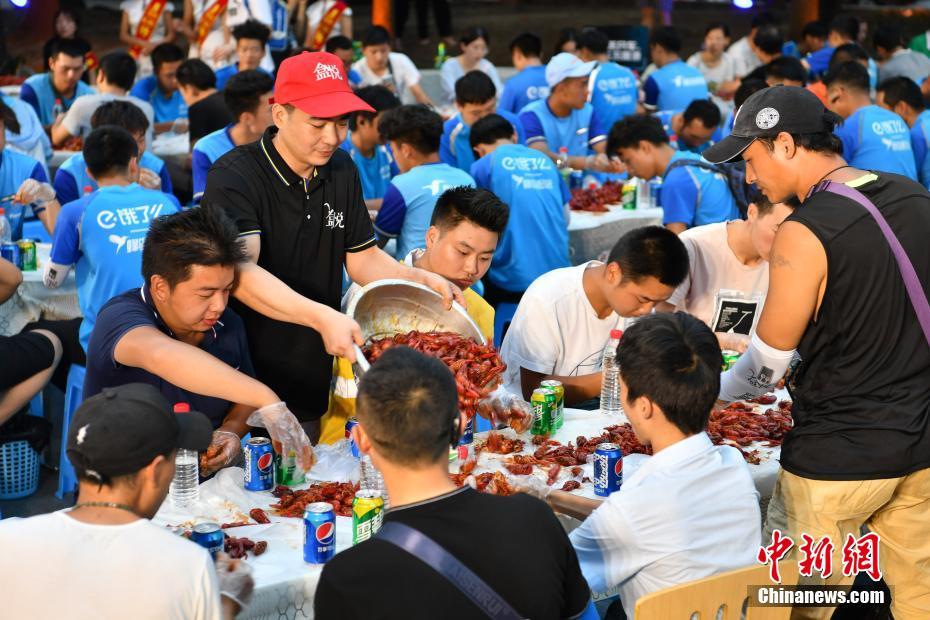 Un restaurante para llevar ofrece gratis más de 500kg de cangrejo de río a 400 repartidores de comida para llevar