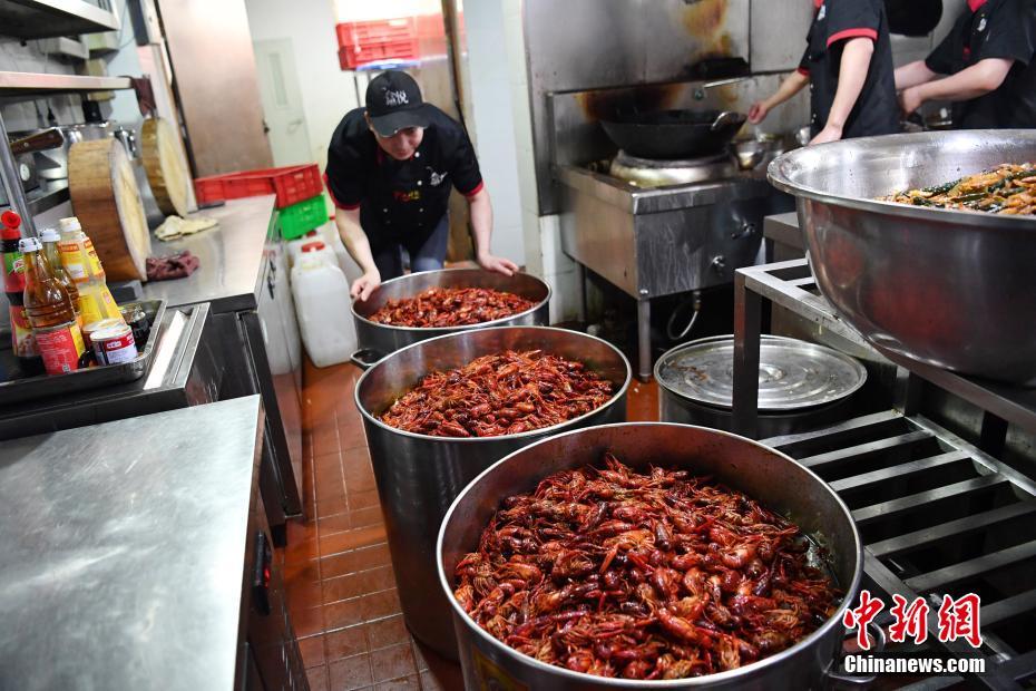Un restaurante para llevar ofrece gratis más de 500kg de cangrejo de río a 400 repartidores de comida para llevar