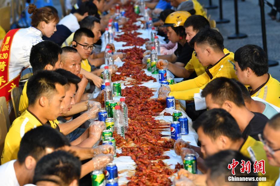 Más de 400 repartidores de comida para llevar fueron invitados a participar en la“Fiesta para los hacedores de la entrega”. [Foto: Zhanglang/ Chinanews.com]