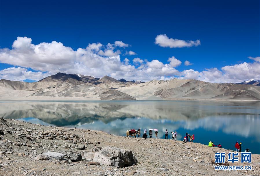 El 2 de julio, los turistas comenzaron a llegar al conocido Lago Baisha en el distrito de Akto, en Xinjiang.