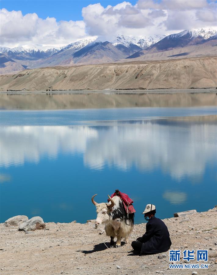 El 2 de julio, un pastor espera la visita de turistas al lago Baisha, en Akto, Xinjiang. (Foto: Li Jing/ Xinhua)