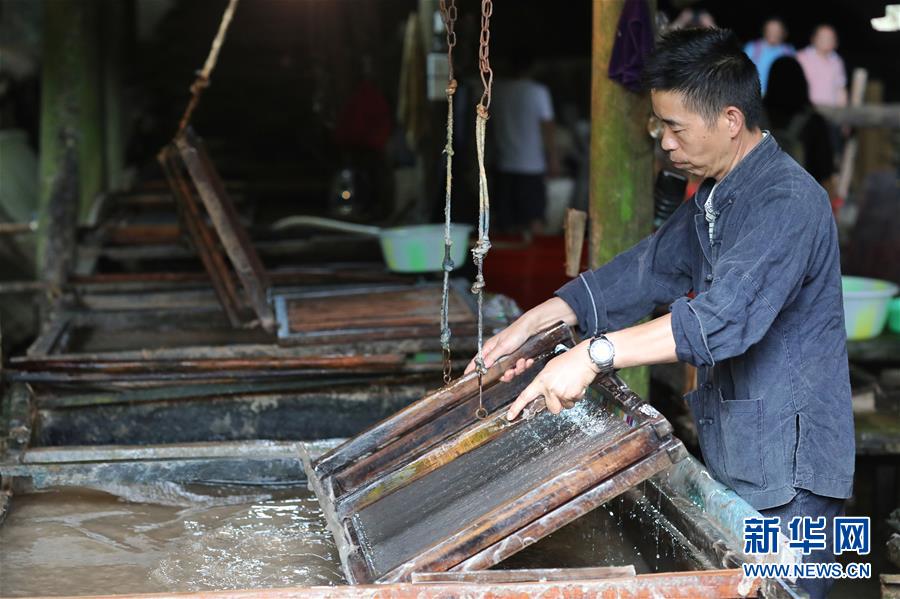 El 1 de julio, en el pueblo de Shiqiao, municipio de Nanxun, distrito de Danzhai, Guizhou, un artesano fabricó papel hecho a mano a través del tradicional proceso "Chao Zhi".