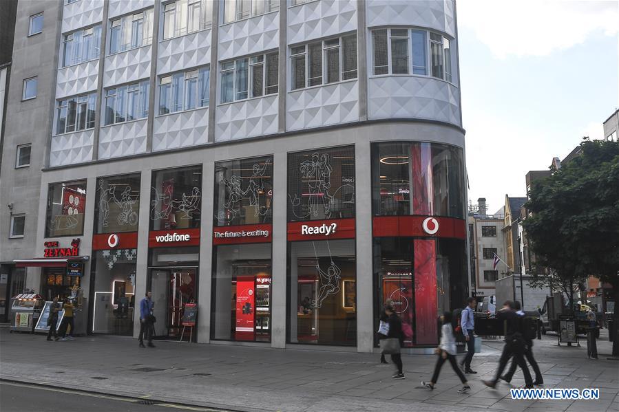 La gente pasa por delante de una tienda Vodafone en Londres, Gran Bretaña, 3 de julio del 2019. Vodafone inició este miércoles su nuevo servicio 5G, convirtiéndose en el segundo operador de telefonía móvil del Reino Unido en encender su red 5G con equipos Huawei. (Foto: Xinhua/Alberto Pezzali)