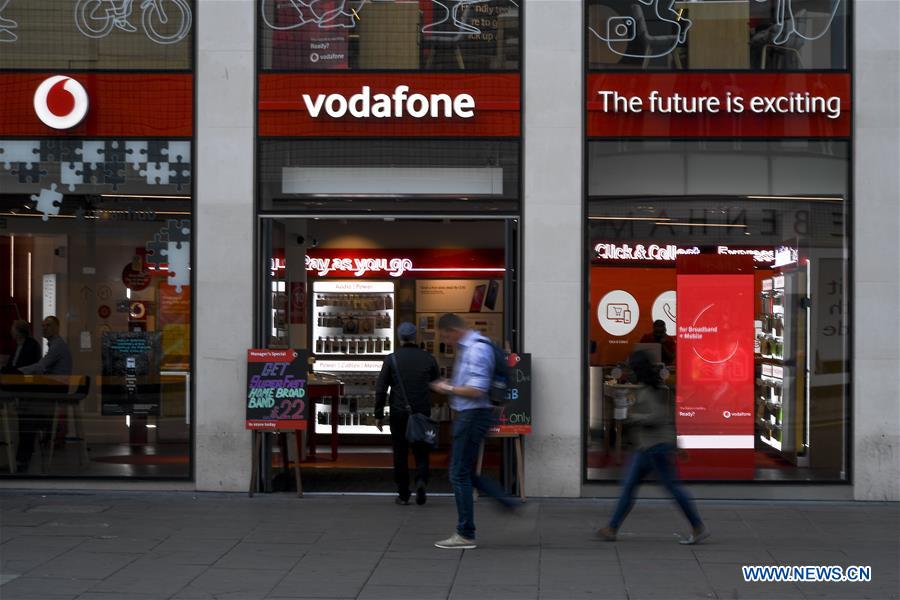 Tienda Vodafone en Londres, Gran Bretaña, 3 de julio del 2019. Vodafone UK inició este miércoles su servicio 5G, convirtiéndose en el segundo operador de telefonía móvil del Reino Unido en encender su red 5G con equipos Huawei. (Foto: Xinhua/Alberto Pezzali)
