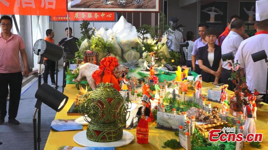 Gansu muestra platos característicos en una feria