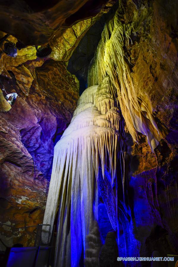 Paisaje dentro de cueva Xueyu en Chongqing
