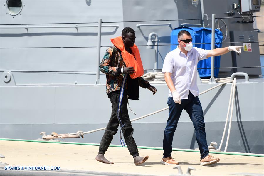 FLORIANA, 7 julio, 2019 (Xinhua) -- Un migrante rescatado desembarca en Floriana, Malta, el 7 de julio de 2019. De acuerdo con información de la prensa local, un grupo de 58 migrantes fue rescatado por las Fuerzas Armadas de Malta el domingo por la mañana. (Xinhua/Jonathan Borg)