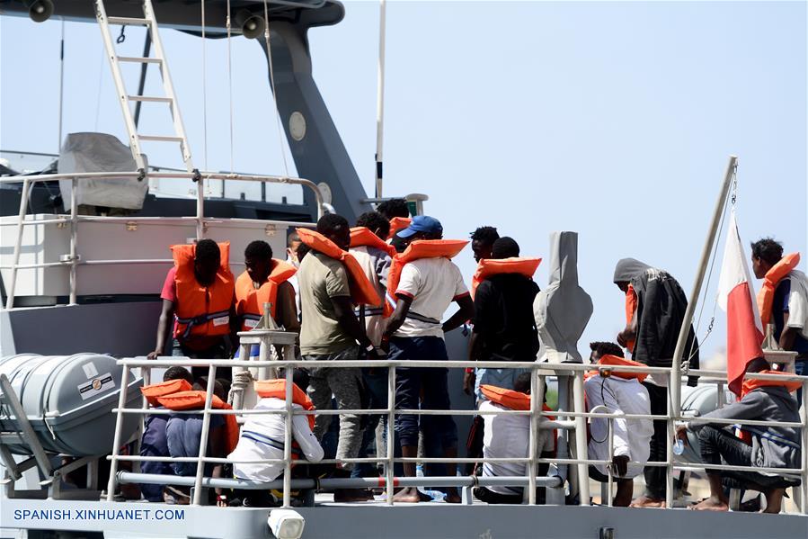 FLORIANA, 7 julio, 2019 (Xinhua) -- Migrantes rescatados esperan para desembarcar en Floriana, Malta, el 7 de julio de 2019. De acuerdo con información de la prensa local, un grupo de 58 migrantes fue rescatado por las Fuerzas Armadas de Malta el domingo por la mañana. (Xinhua/Jonathan Borg)