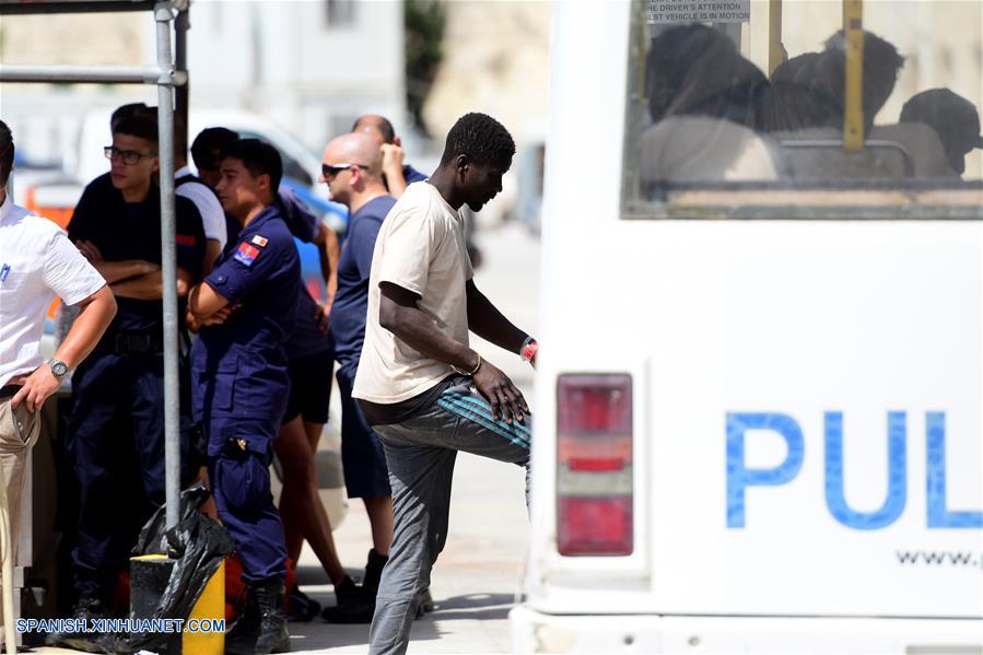 FLORIANA, 7 julio, 2019 (Xinhua) -- Un migrante rescatado aborda un vehículo de la policía, en Floriana, Malta, el 7 de julio de 2019. De acuerdo con información de la prensa local, un grupo de 58 migrantes fue rescatado por las Fuerzas Armadas de Malta el domingo por la mañana. (Xinhua/Jonathan Borg)