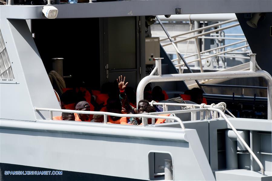 FLORIANA, 7 julio, 2019 (Xinhua) -- Un migrante rescatado sacude su mano mientras el bote patrulla P21 de las Fuerzas Armadas de Malta llega a Floriana, Malta, el 7 de julio de 2019. De acuerdo con información de la prensa local, un grupo de 58 migrantes fue rescatado por las Fuerzas Armadas de Malta el domingo por la mañana. (Xinhua/Jonathan Borg)