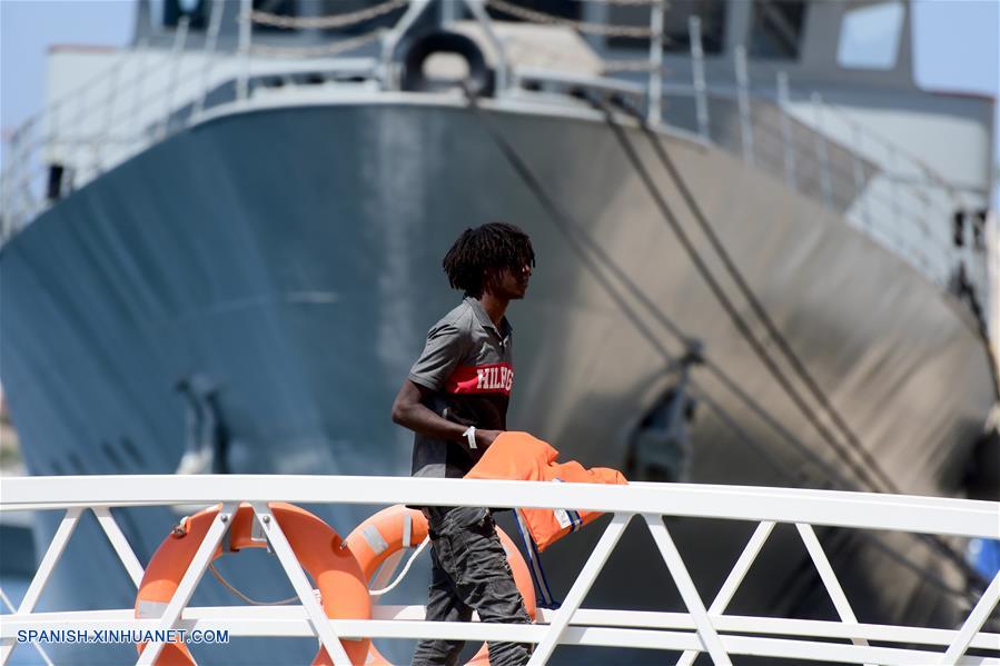 FLORIANA, 7 julio, 2019 (Xinhua) -- Un migrante rescatado desembarca en Floriana, Malta, el 7 de julio de 2019. De acuerdo con información de la prensa local, un grupo de 58 migrantes fue rescatado por las Fuerzas Armadas de Malta el domingo por la mañana. (Xinhua/Jonathan Borg)