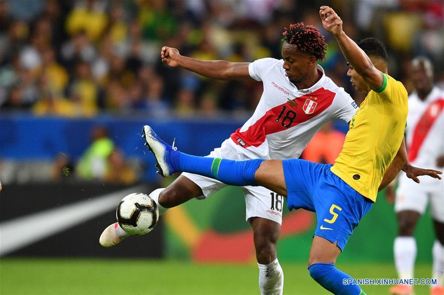 RIO DE JANEIRO, 7 julio, 2019 (Xinhua) -- El jugador Casemiro (d), de Brasil, disputa el balón con André Carilllo (i), de Perú, durante el partido correspondiente a la final de la Copa América 2019, celebrado en el Estadio Maracaná, en Río de Janeiro, Brasil, el 7 de julio de 2019. (Xinhua/Xin Yuewei)