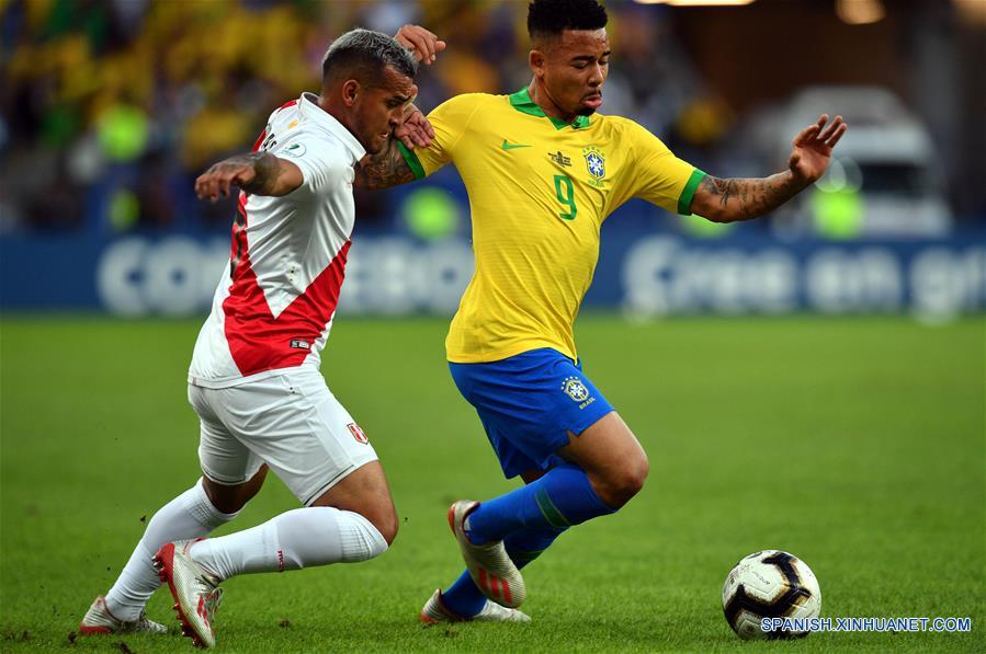 RIO DE JANEIRO, 7 julio, 2019 (Xinhua) -- El jugador Gabriel Jesús (d), de Brasil, disputa el balón con Miguel Trauco (i), de Perú, durante el partido correspondiente a la final de la Copa América 2019, celebrado en el Estadio Maracaná, en Río de Janeiro, Brasil, el 7 de julio de 2019. (Xinhua/Xin Yuewei)