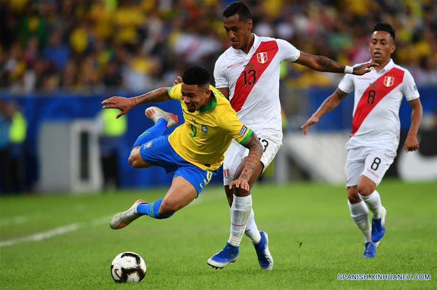 RIO DE JANEIRO, 7 julio, 2019 (Xinhua) -- El jugador Gabriel Jesús (i), de Brasil, disputa el balón con Renato Tapia (c), de Perú durante el partido correspondiente a la final de la Copa América 2019, celebrado en el Estadio Maracaná, en Río de Janeiro, Brasil, el 7 de julio de 2019. (Xinhua/Xin Yuewei)