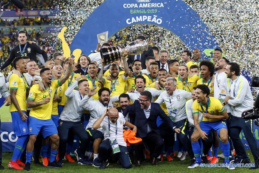 RIO DE JANEIRO, 7 julio, 2019 (Xinhua) -- Jugadores de Brasil festejan con el trofeo al término del partido correspondiente a la final de la Copa América 2019, ante Perú, celebrado en el Estadio Maracaná, en Río de Janeiro, Brasil, el 7 de julio de 2019. (Xinhua/Francisco Cañedo)