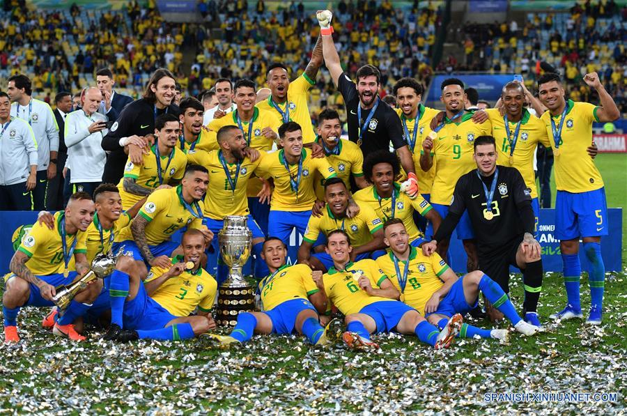 RIO DE JANEIRO, 7 julio, 2019 (Xinhua) -- Jugadores de Brasil festejan con el trofeo al término del partido correspondiente a la final de la Copa América 2019, ante Perú, celebrado en el Estadio Maracaná, en Río de Janeiro, Brasil, el 7 de julio de 2019. (Xinhua/Xin Yuewei)