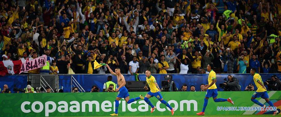 RIO DE JANEIRO, 7 julio, 2019 (Xinhua) -- El jugador Richarlison (i) , de Brasil, festeja una anotación junto a sus compañeros Everton (2-i), Marcos Aoas (2-d) y Alex Lobo (d), durante el partido correspondiente a la final de la Copa América 2019, ante Perú, celebrado en el Estadio Maracaná, en Río de Janeiro, Brasil, el 7 de julio de 2019. (Xinhua/Xin Yuewei)