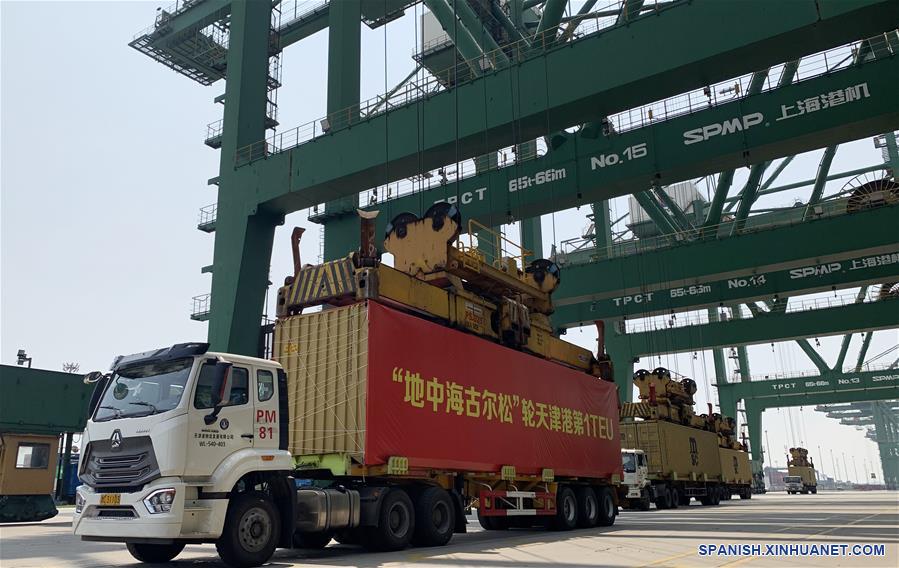 Vista del primer contenedor que será cargado en el MSC Gulsun, en Tianjin, en el norte de China, el 8 de julio de 2019. El MSC Gulsun, el mayor buque portacontenedores del mundo por capacidad de carga, zarpó el lunes de la ciudad portuaria de Tianjin, en el norte de China, hacia el noroeste de Europa. (Xinhua/Mao Zhenhua)