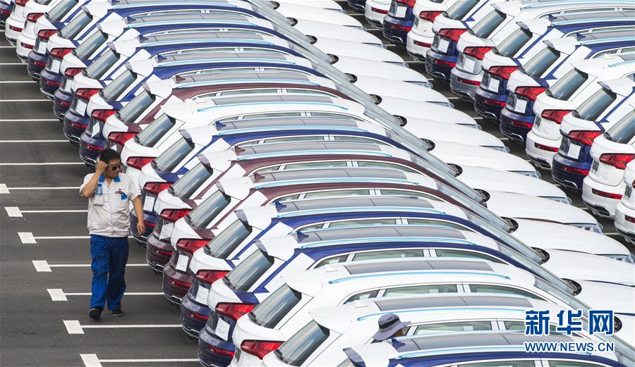 Inspección de autos en el estacionamiento-almacén de vehículos FAW-Volkswagen ubicado en Changchun, en Jilin.