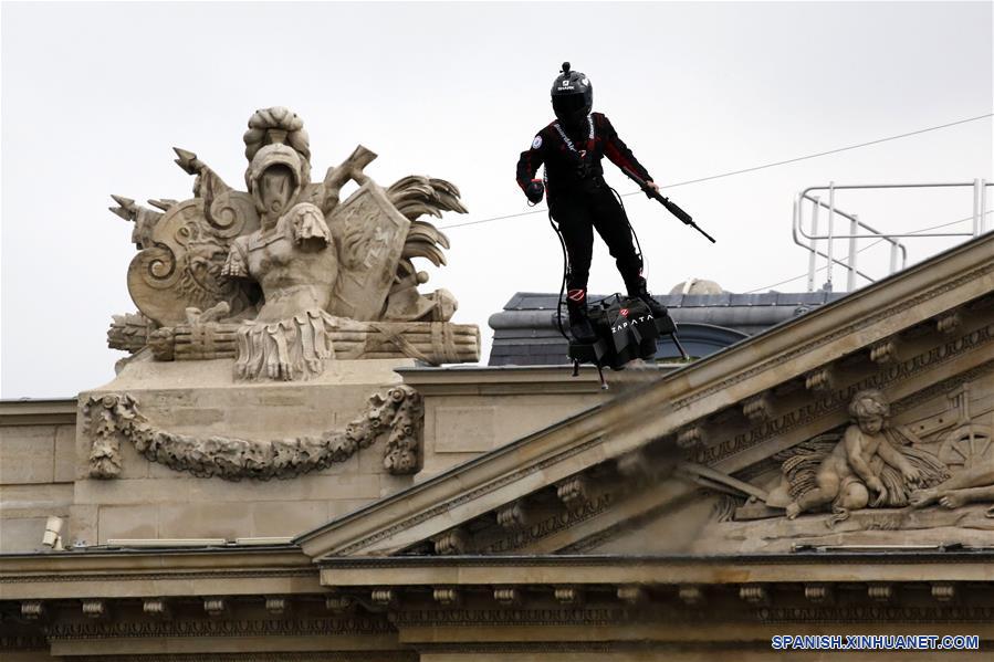 PARIS, 14 julio, 2019 (Xinhua) -- Franky Zapata, inventor y emprendedor francés, vuela una "flyboard" durante el desfile militar anual del Día de la Bastilla, en París, Francia, el 14 de julio de 2019. (Xinhua/Jack Chan)
