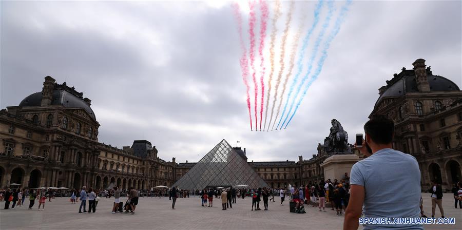 PARIS, 14 julio, 2019 (Xinhua) -- La Patrulla de Francia, vuela cerca de la Pirámide del Museo Louvre durante el desfile militar anual del Día de la Bastilla en París, Francia, el 14 de julio de 2019. (Xinhua/Gao Jing)