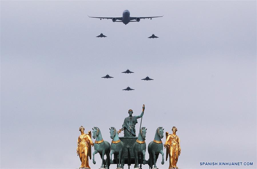 PARIS, 14 julio, 2019 (Xinhua) -- Aviones militares franceses vuelan cerca del Arco del Triunfo del Carrusel durante el desfile militar anual del Día de la Bastilla en París, Francia, el 14 de julio de 2019. (Xinhua/Gao Jing)
