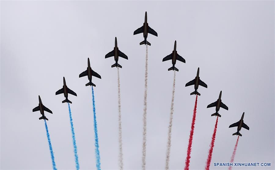PARIS, 14 julio, 2019 (Xinhua) -- La Patrulla de Francia, vuela cerca del Arco del Triunfo del Carrusel durante el desfile militar anual del Día de la Bastilla en París, Francia, el 14 de julio de 2019. (Xinhua/Gao Jing)