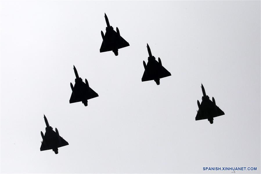 PARIS, 14 julio, 2019 (Xinhua) -- Aeronaves de la fuerza aérea francesa participan durante el desfile militar anual del Día de la Bastilla, en París, Francia, el 14 de julio de 2019. (Xinhua/Jack Chan)