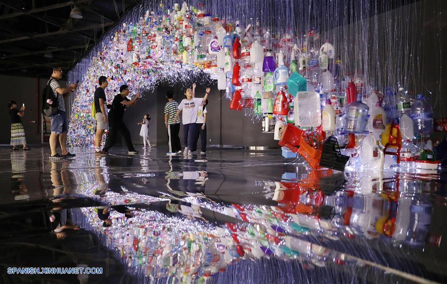 Obra de arte elaborada con productos de plástico reciclados en Shanghai