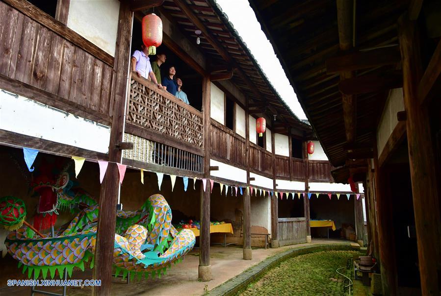 FUJIAN, 14 julio, 2019 (Xinhua) -- Turistas visitan el edificio Yunsheng, un fuerte de tierra, en la aldea de Bayi de la municipalidad de Xiaotao, ciudad de Yong'an, en la provincia de Fujian, en el suroeste de China, el 14 de julio de 2019. Construido en 1859, el edificio de tierra llamado Yunsheng es un sitio histórico protegido a nivel de ciudad. (Xinhua/Wei Peiquan)