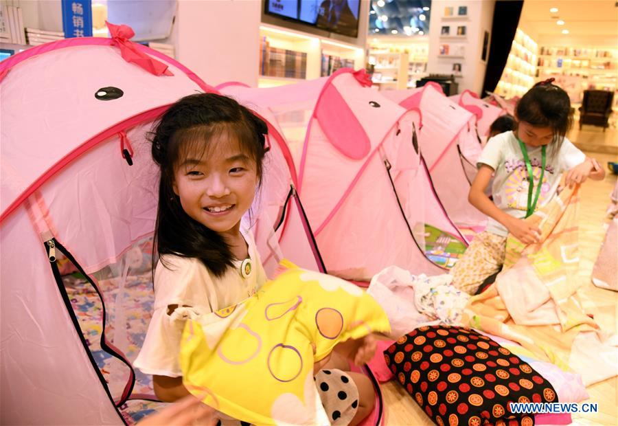 Librería de Qingdao realiza una “acampada nocturna” para promover el amor por la lectura