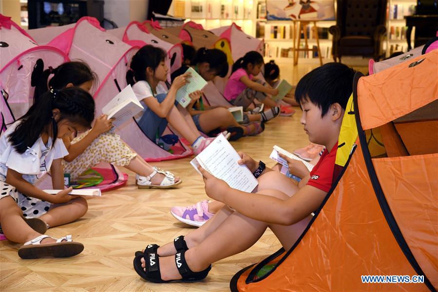 Librería de Qingdao realiza una “acampada nocturna” para promover el amor por la lectura