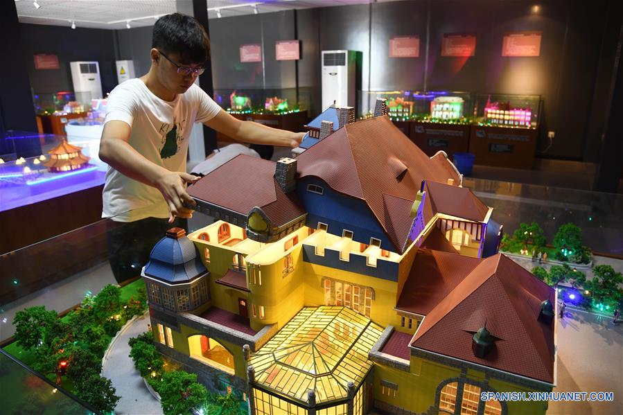 Por el contrario esposa ataque Exposición sobre maquetas de edificios antiguos en Qingdao