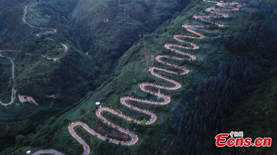 1.300 personas celebran el Festival de la Antorcha en una carretera de montaña