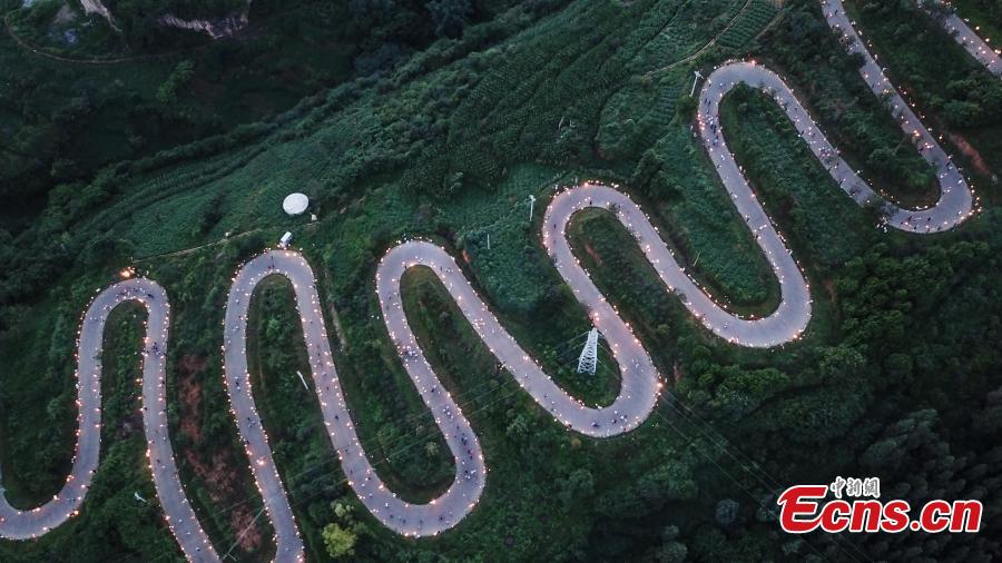 1.300 personas celebran el Festival de la Antorcha en una carretera de montaña