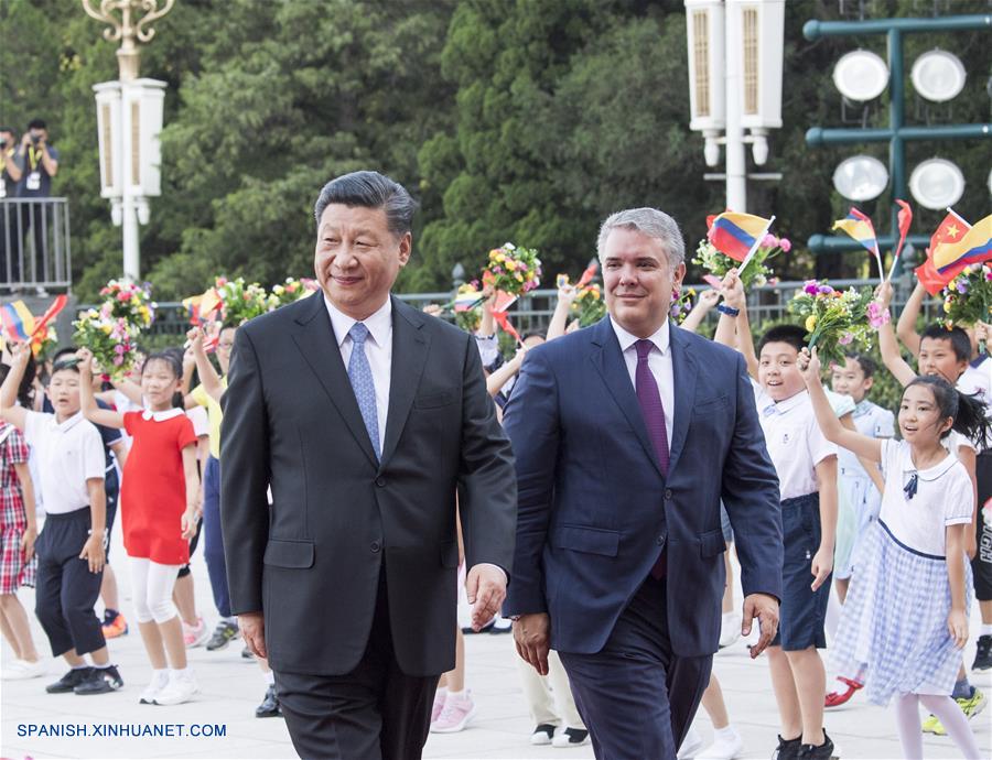El presidente chino, Xi Jinping (i), ofrece una ceremonia de bienvenida para el presidente de Colombia, Iván Duque Márquez, previo a sus conversaciones en el Gran Palacio del Pueblo en Beijing, capital de China, el 31 de julio de 2019. (Xinhua/Li Xueren)