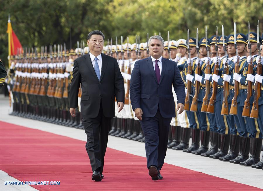El presidente chino, Xi Jinping (i), ofrece una ceremonia de bienvenida para el presidente de Colombia, Iván Duque Márquez, previo a sus conversaciones en el Gran Palacio del Pueblo en Beijing, capital de China, el 31 de julio de 2019. (Xinhua/Li Tao)