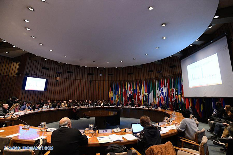 La secretaria ejecutiva de la Comisión Económica para América Latina y el Caribe (CEPAL), Alicia Bárcena (4-d-atrás), participa durante la presentación del Estudio Económico de América Latina y el Caribe 2019, en la sede de la CEPAL, en Santiago, capital de Chile, el 31 de julio de 2019. La CEPAL proyectó el miércoles un crecimiento en la región de 0,5 por ciento en 2019, cifra inferior al 0,9 por ciento que registró en 2018. (Xinhua/Jorge Villegas)