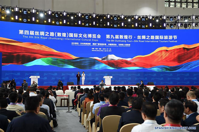 GANSU, 31 julio, 2019 (Xinhua) -- Imagen del 30 de julio de 2019 de una vista de la ceremonia de inauguración de la 4 Exposición Cultural Internacional de la Ruta de la Seda de (Dunhuang) y el 9 Festival Internacional de Turismo Viaje de la Ruta de la Seda de Dunhuang, en Hezuo, provincia de Gansu, en el noroeste de China. La exposición y el festival comenzaron el martes en Hezuo, con el objetivo de promover la cooperación y el intercambio entre países y regiones a lo largo de la ruta de la seda. (Xinhua/Fan Peishen)