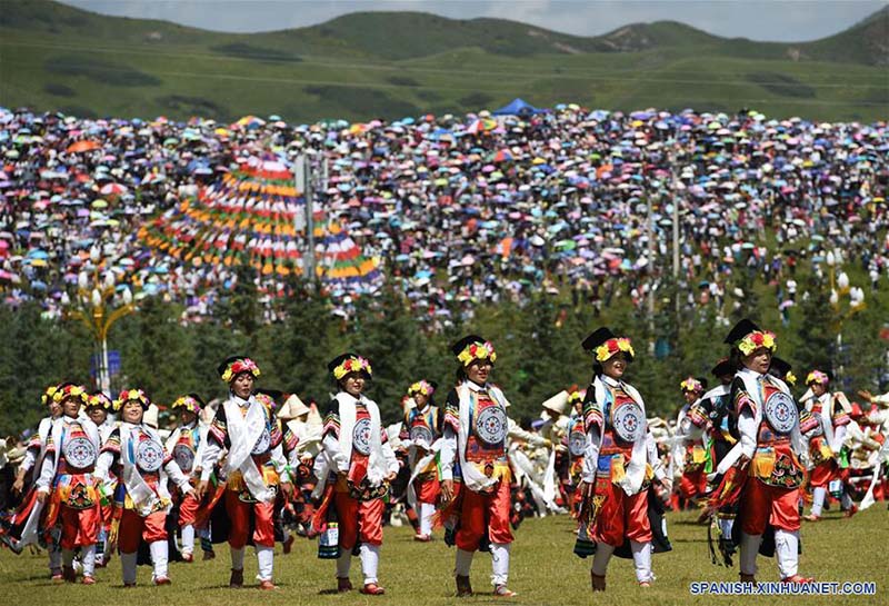 GANSU, 31 julio, 2019 (Xinhua) -- Imagen del 30 de julio de 2019 de artistas realizando una actuación durante la ceremonia de inauguración de la 4 Exposición Cultural Internacional de la Ruta de la Seda de (Dunhuang) y el 9 Festival Internacional de Turismo Viaje de la Ruta de la Seda de Dunhuang, en Hezuo, provincia de Gansu, en el noroeste de China. La exposición y el festival comenzaron el martes en Hezuo, con el objetivo de promover la cooperación y el intercambio entre países y regiones a lo largo de la ruta de la seda. (Xinhua/Ma Ning)